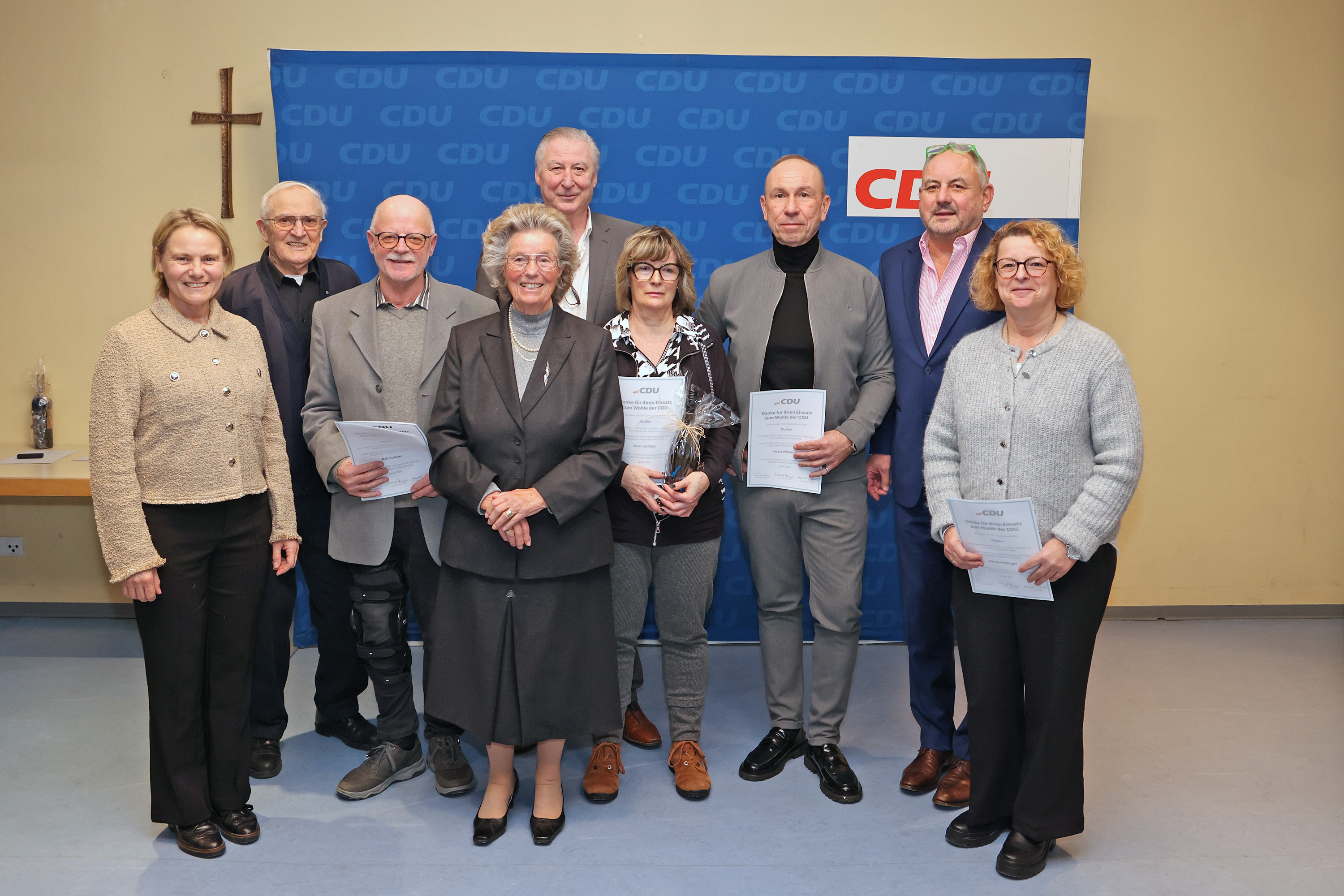 von links nach rechts:

Christiane Staab, Manfred Eisenhauer, Ralf Sch�del, Eva Maria Eichler, Robert Hoffmann, Susanne Dietz, Horst Wilnauer, Uwe Herzog, Nicole Heidinger. Es fehlen Ralf Kuhn und Ulrike Joachimsthaler.